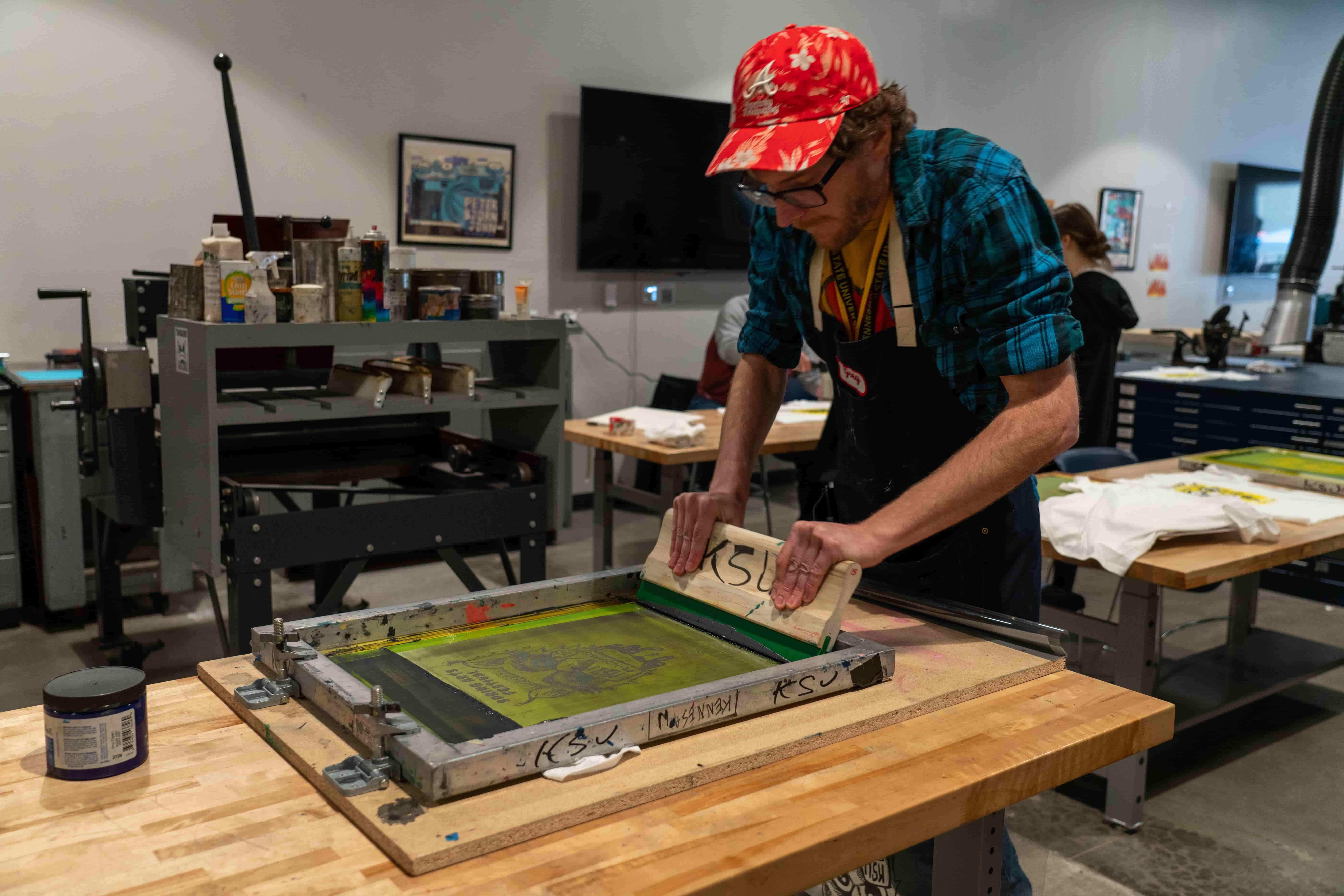 Faculty member screen printing shirt for demo.   / 