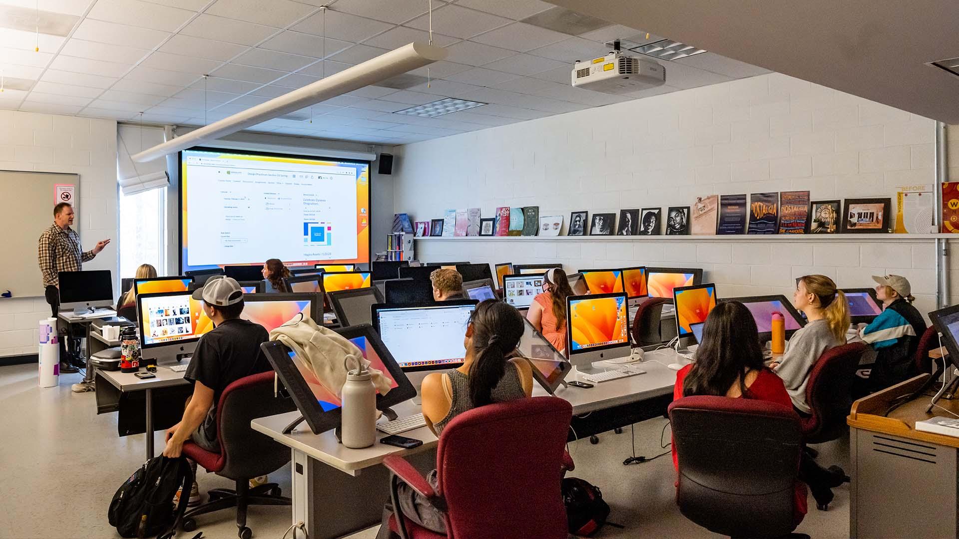  / Professor John King lecturing to Graphic Communications students in computer lab.  
