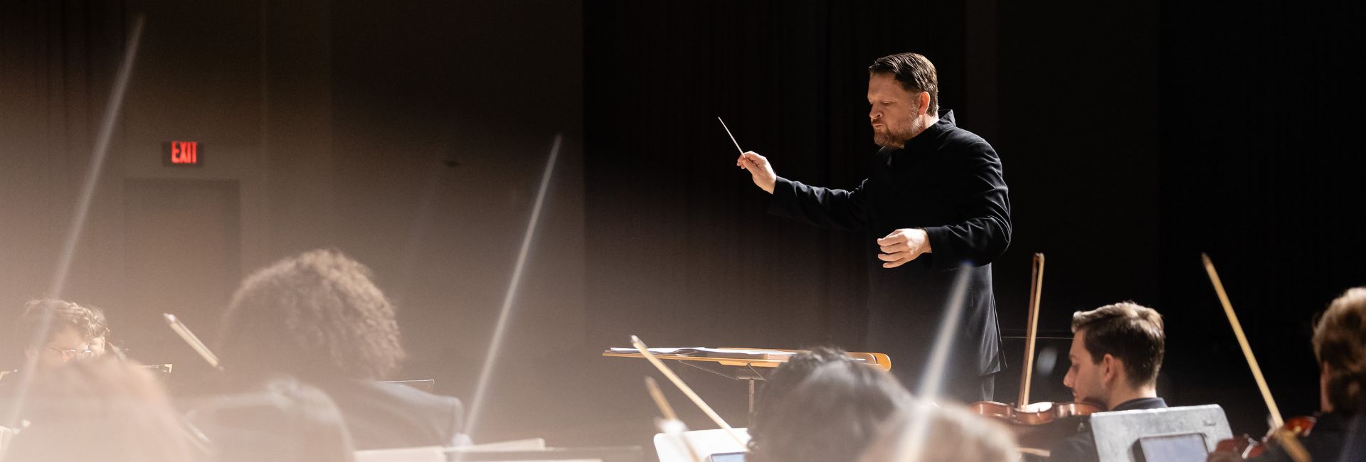 conductor_leading_concert