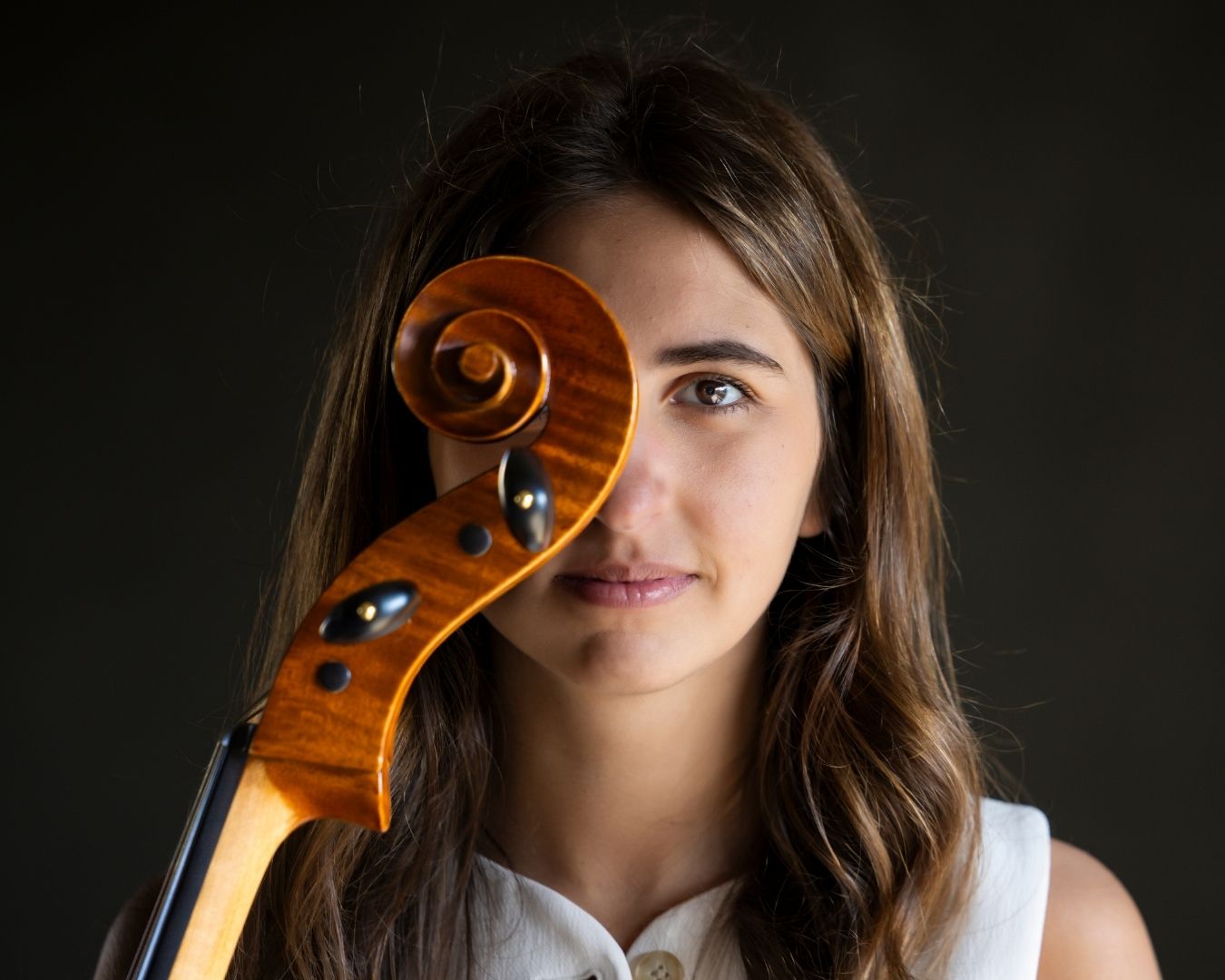 cellist_with_instrument