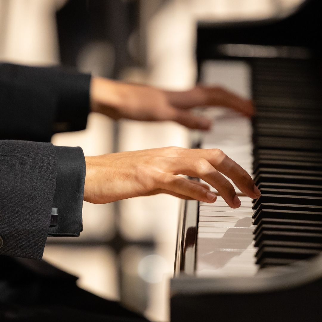 piano_player_hands_over_keyboard