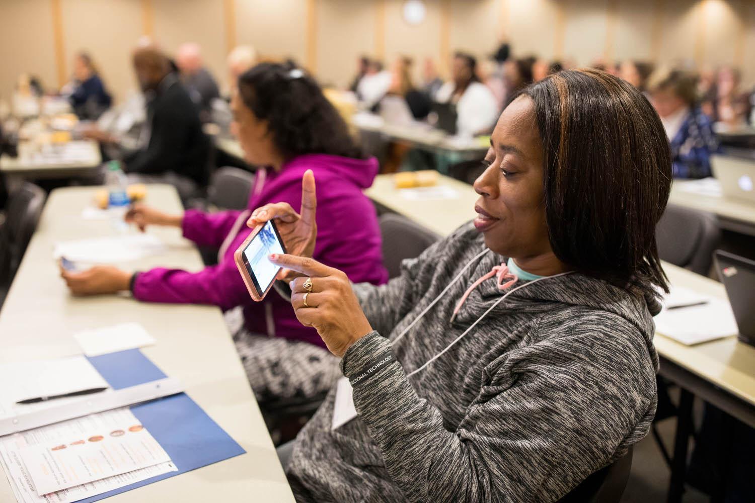 Mobile Learning Summit / Mobile Learning Summit
Group at tables listening to Seminar