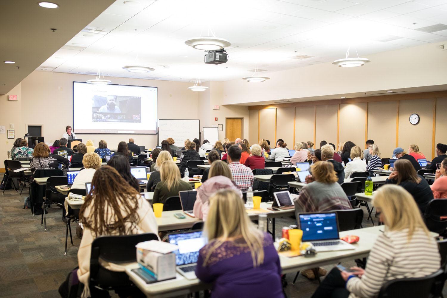 Mobile Learning Summit / Mobile Learning Summit
Group at tables listening to Seminar