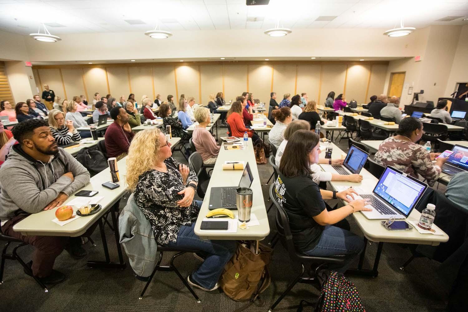Mobile Learning Summit / Mobile Learning Summit
Group at tables listening to Seminar