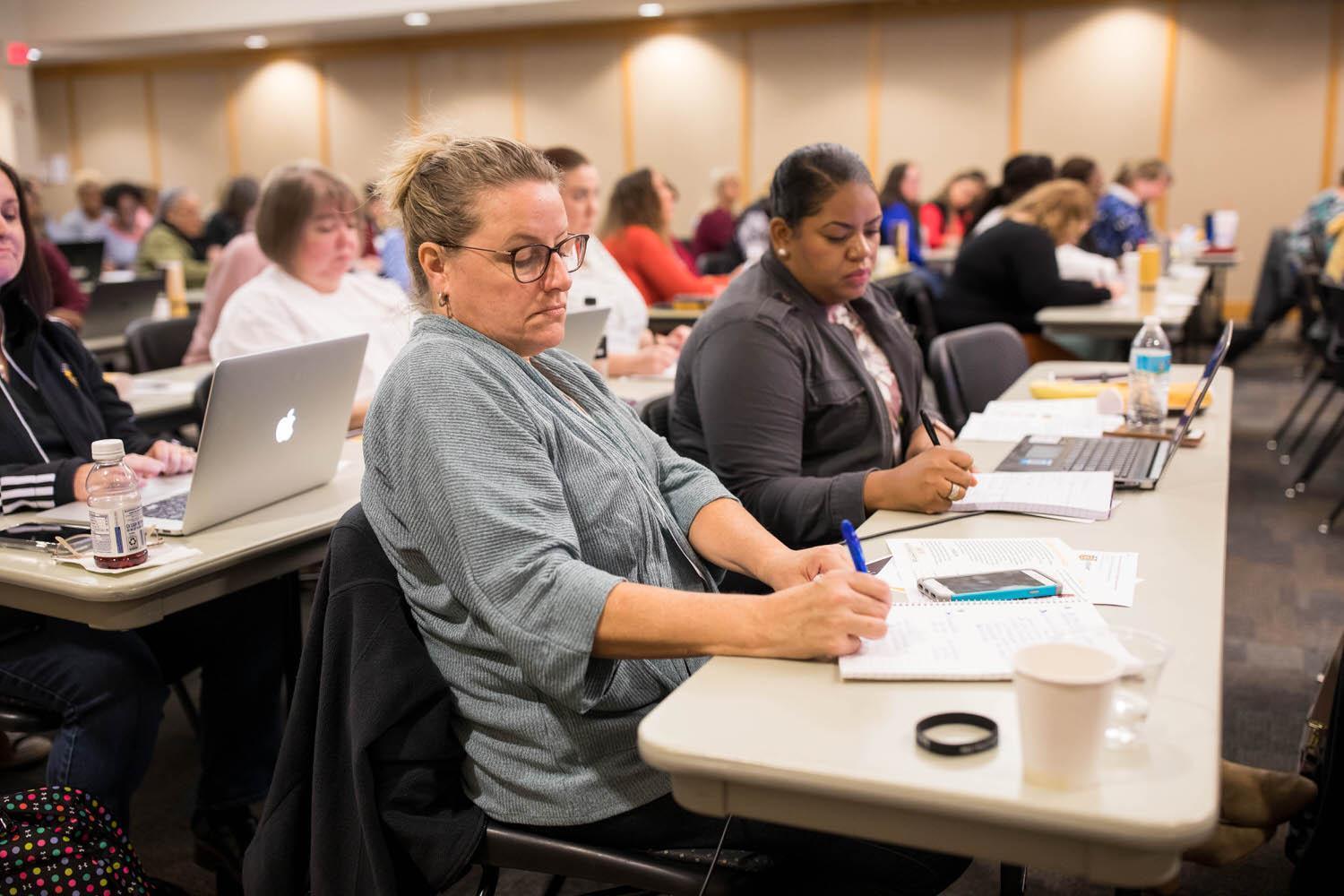 Mobile Learning Summit / Mobile Learning Summit
Group at tables listening to Seminar