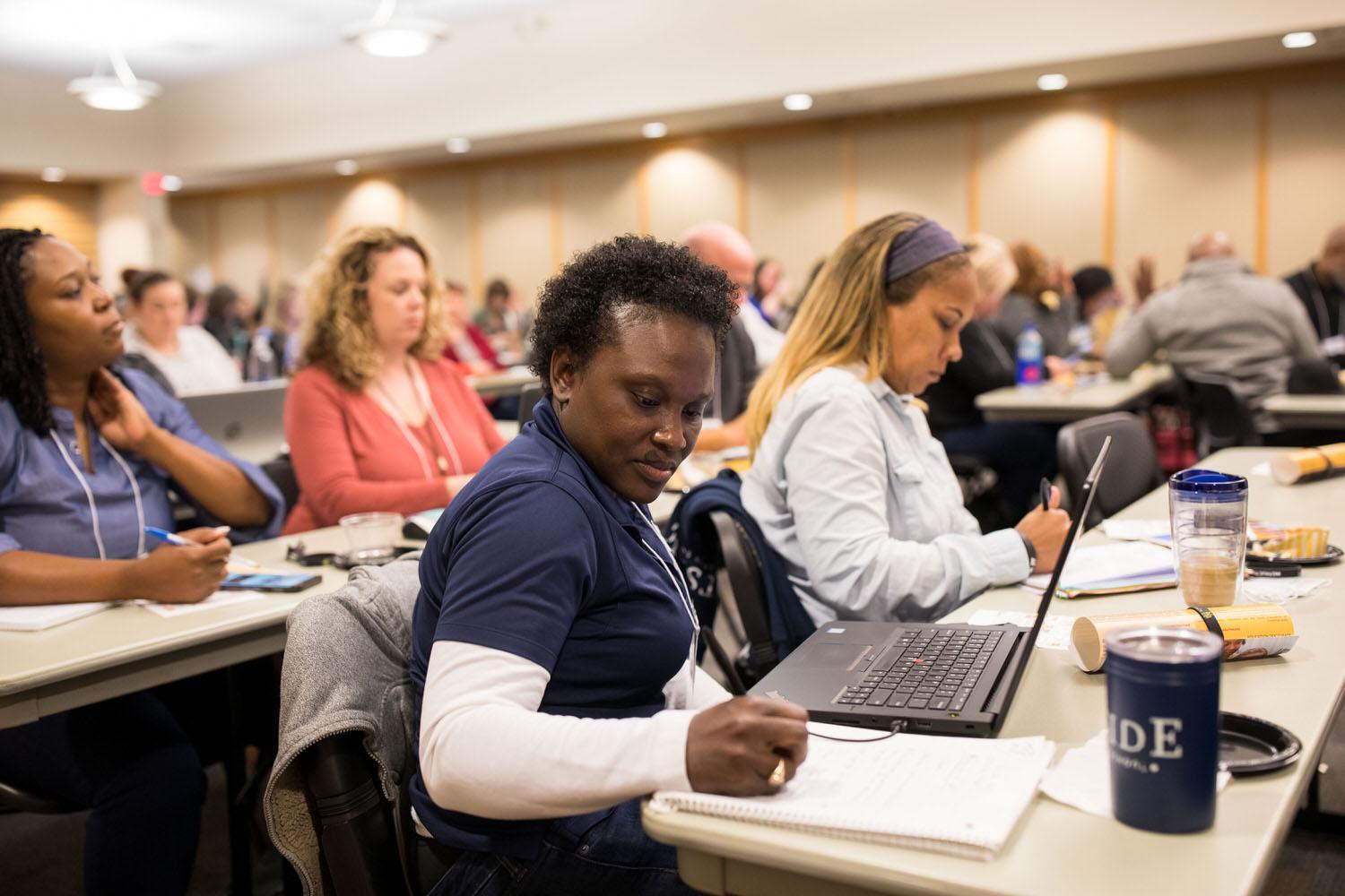Mobile Learning Summit / Mobile Learning Summit
Group at tables listening to Seminar