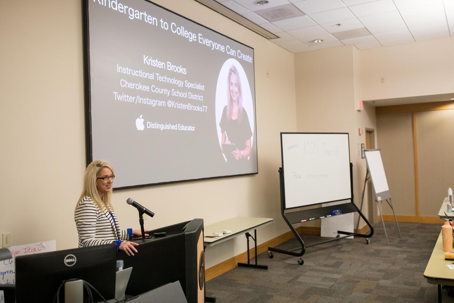 Mobile Learning Summit / Mobile Learning Summit
Group at tables listening to Seminar