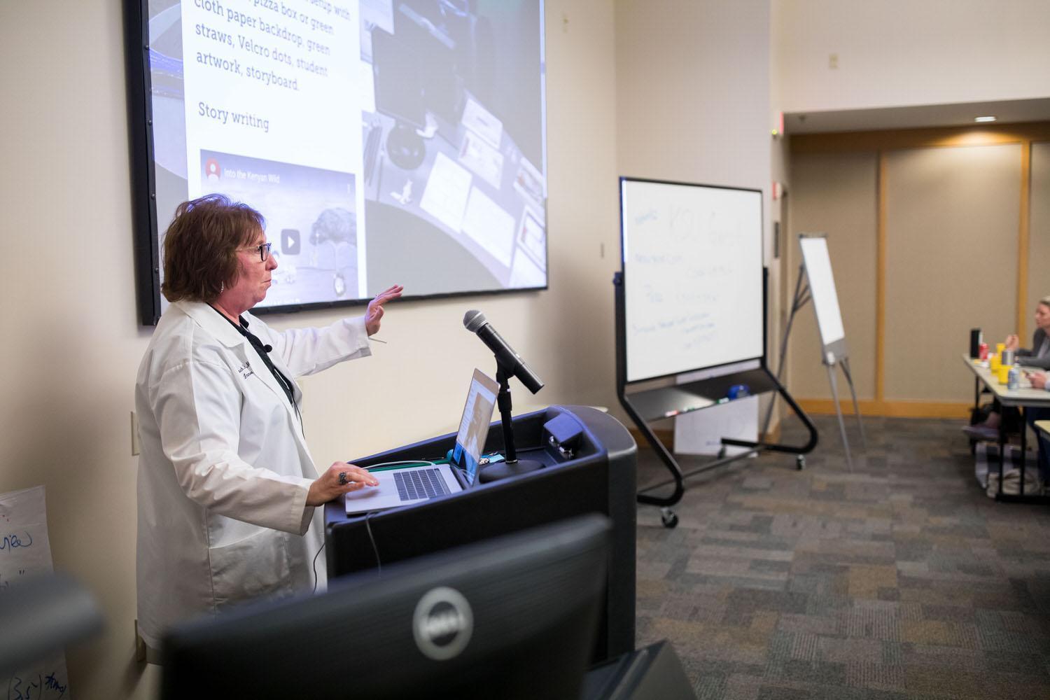 Mobile Learning Summit / Mobile Learning Summit
Group at tables listening to Seminar