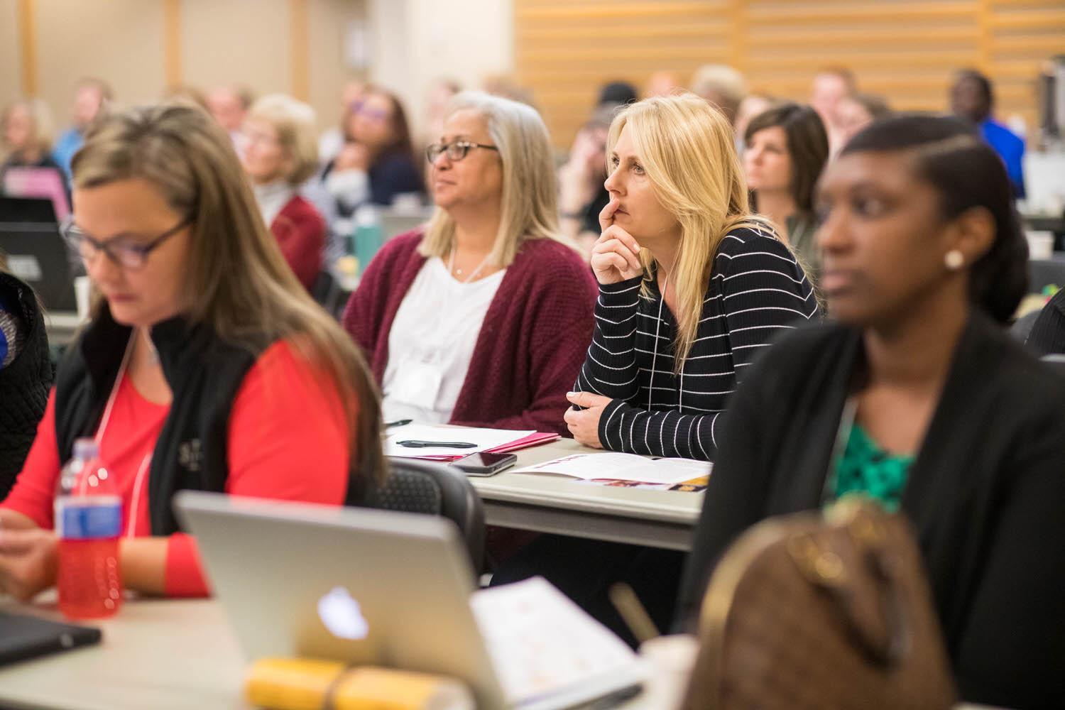Mobile Learning Summit / Mobile Learning Summit
Group at tables listening to Seminar