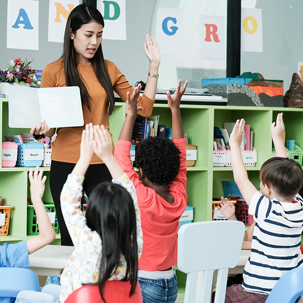 taeacher with students