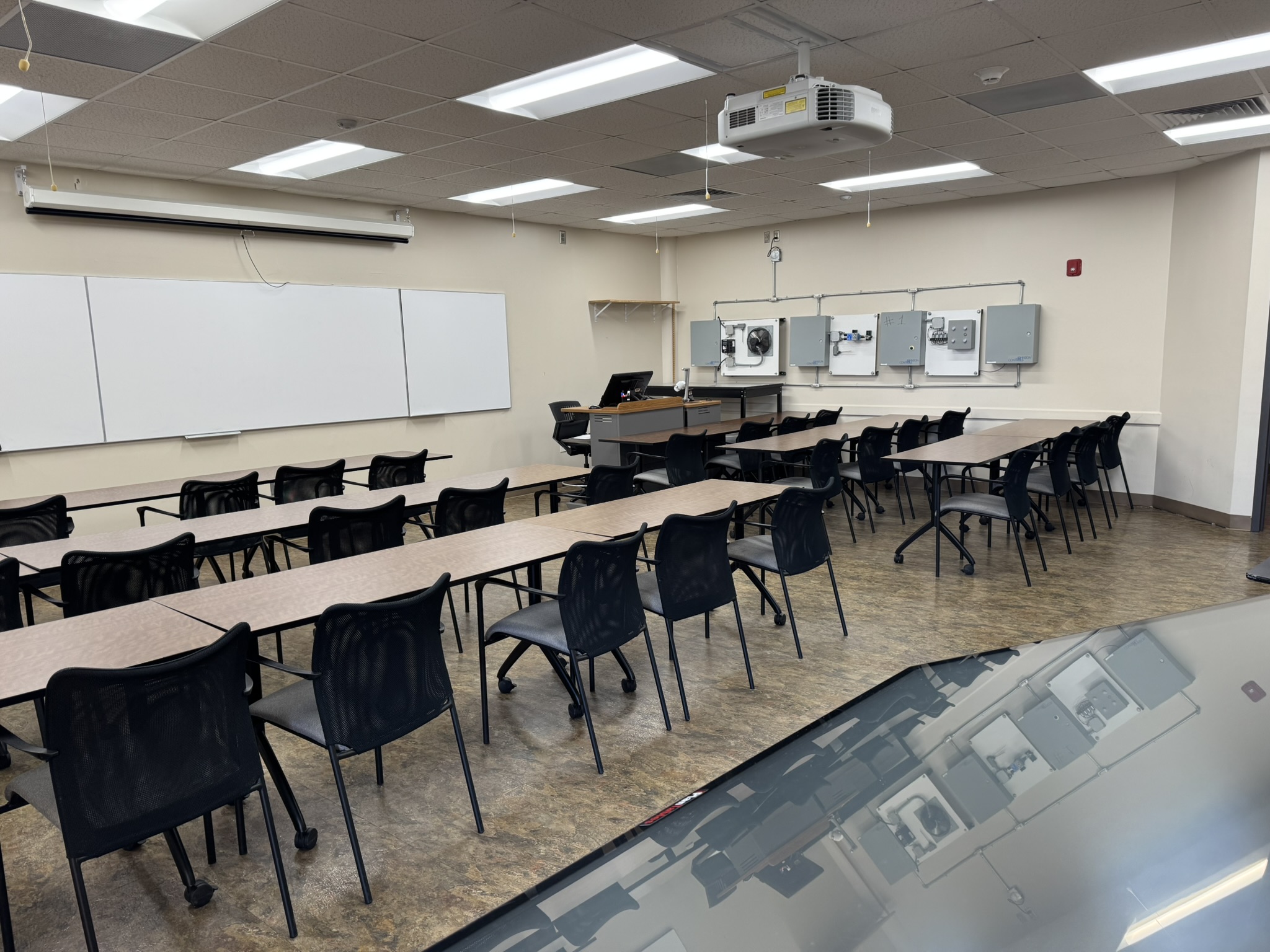 Building Management Systems Lab and classroom, featuring BMS demonstration equipment.