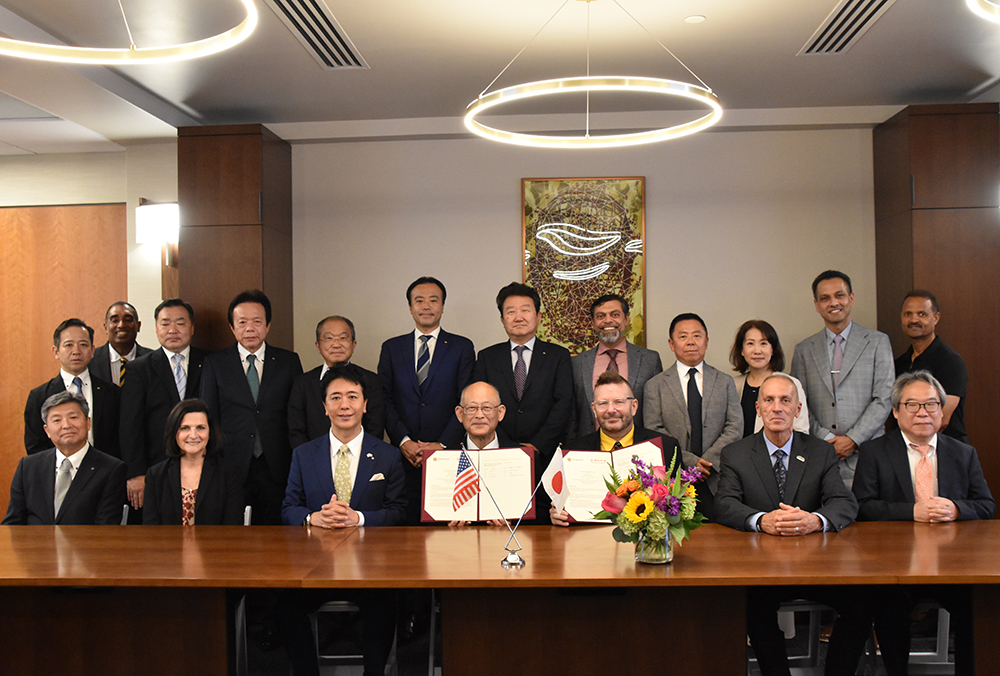 a group photo of the Fukuoka University delegation with Coles College