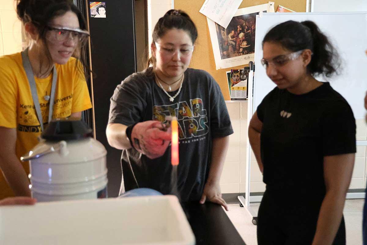 CSM PRESS program students conduct a science experiment.  / CSM PRESS program students conduct a science experiment. 