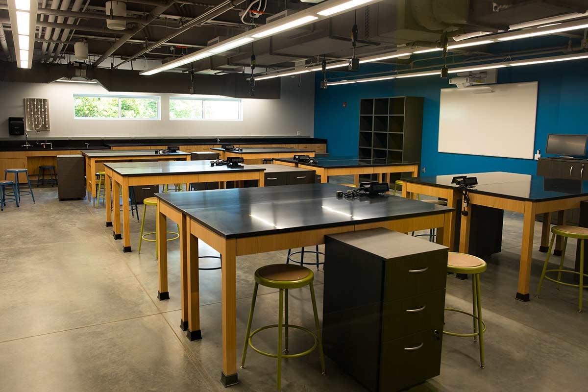 Chemistry laboratory on the Marietta campus. / Chemistry laboratory on the Marietta campus.