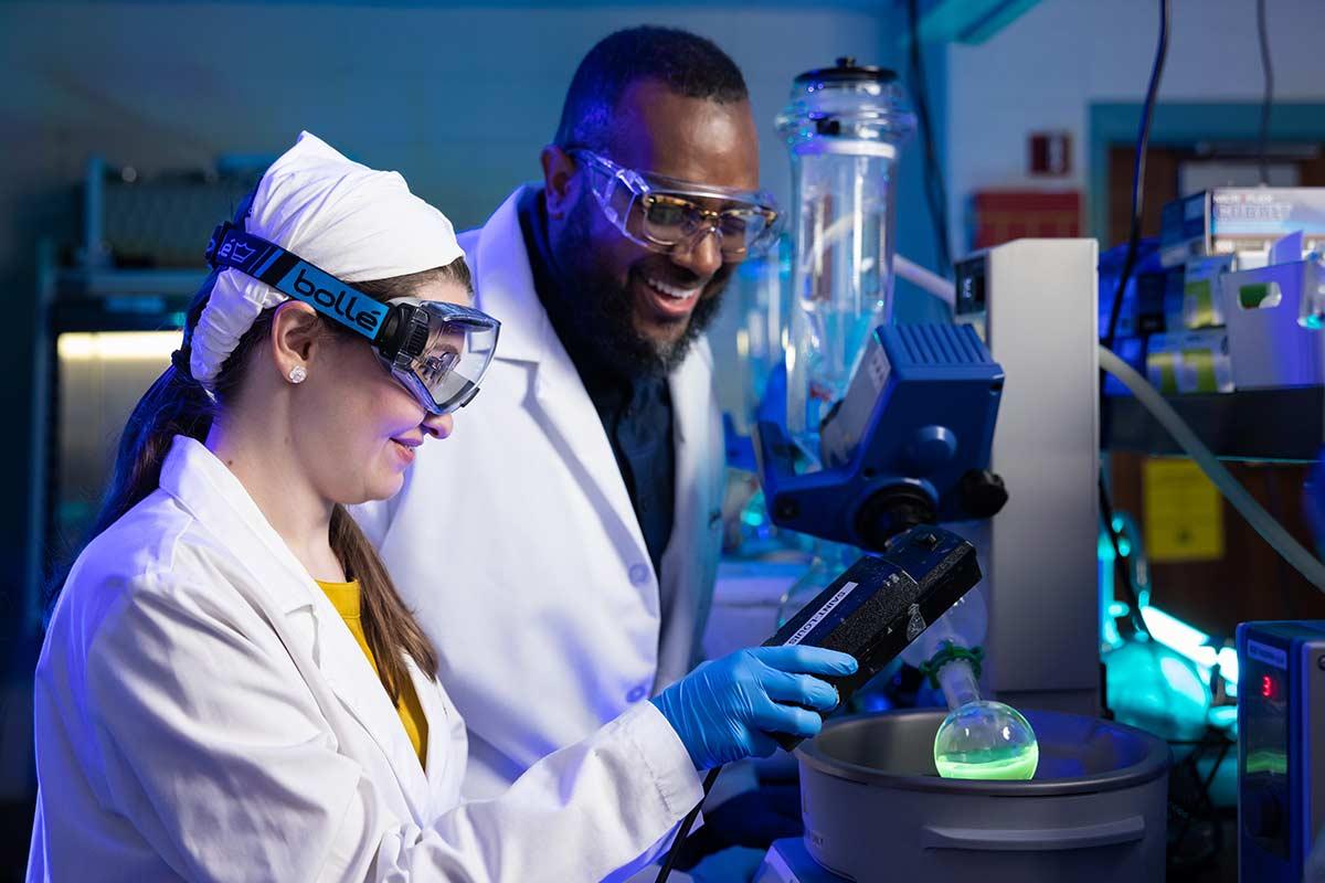 Faculty and student working on research in a lab. / Faculty and student working on research in a lab.