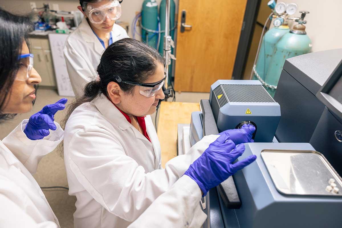 Dr. Kisa Ranasinghe and students working on research in the laboratory.  / Dr. Kisa Ranasinghe and students working on research in the laboratory. 