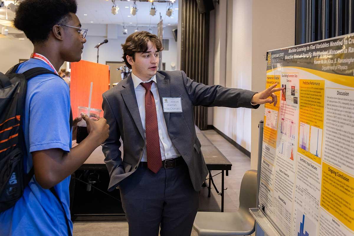 Birla Carbon Scholars physics student presenting research at a symposium.  / Birla Carbon Scholars physics student presenting research at a symposium. 
