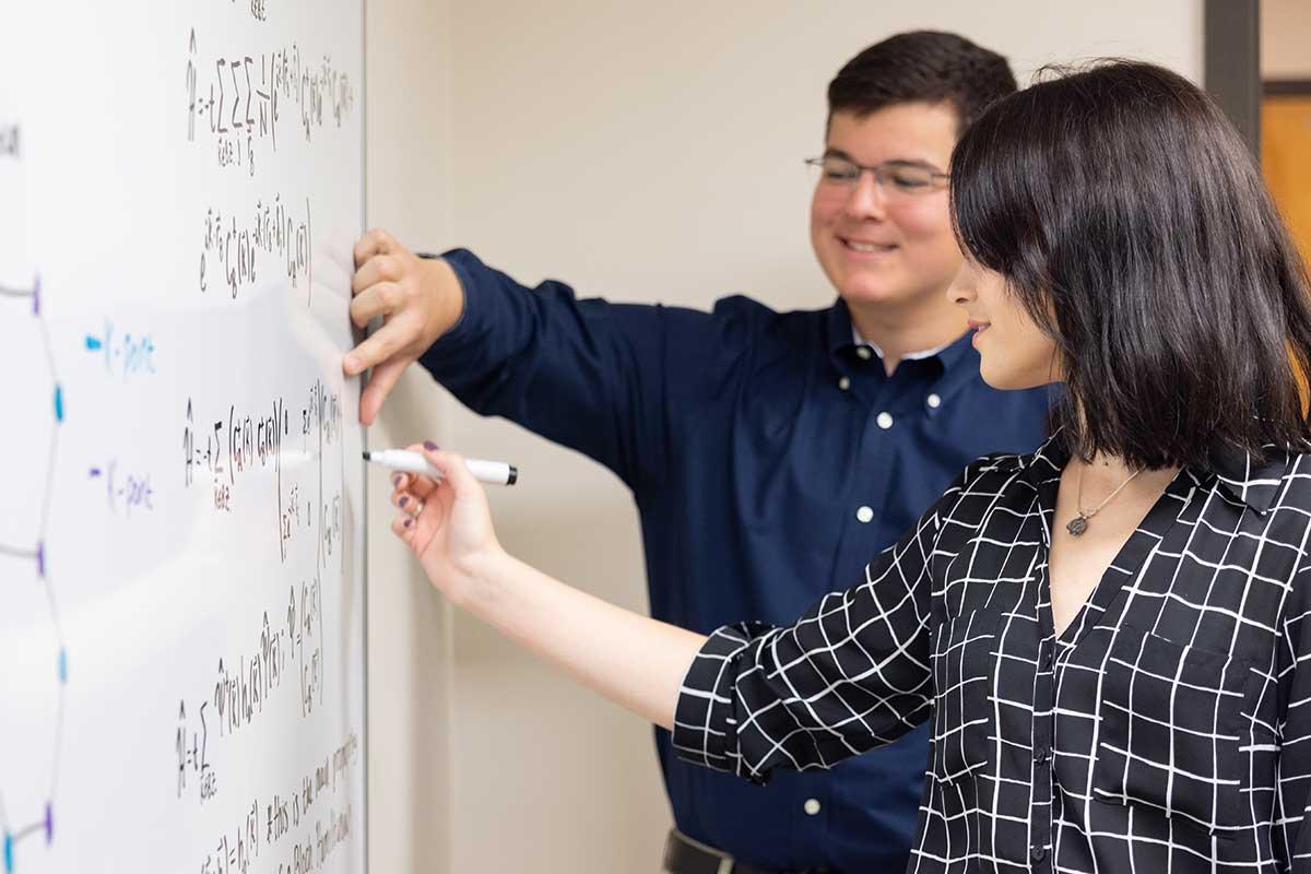 Physics student and mentor faculty working on research.  / Physics student and mentor faculty working on research. 