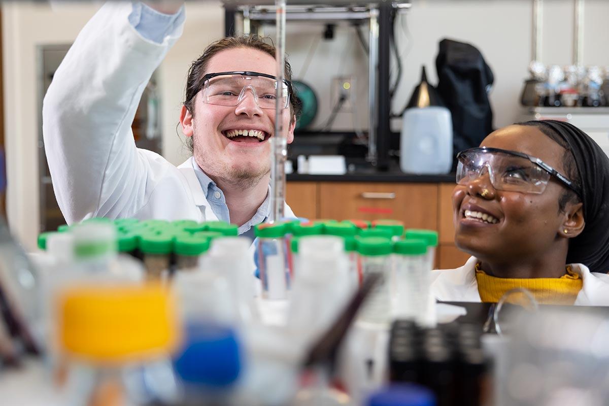 Students working on research in a laboratory. / Students working on research in a laboratory.