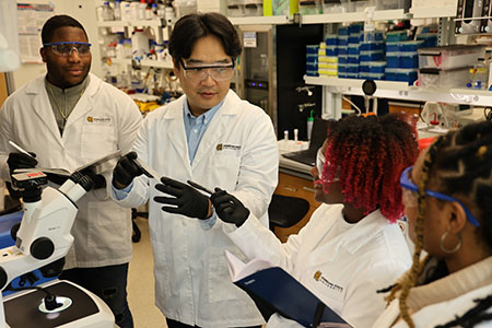 Photo of student and mentor in a laboratory
