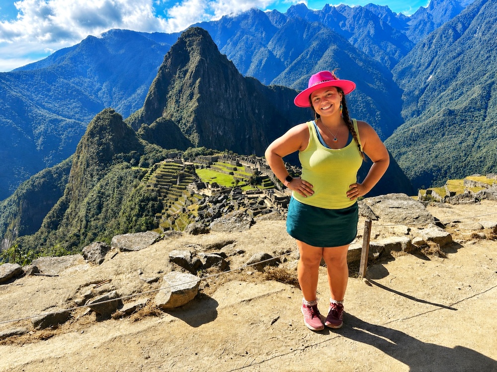 ʳɫ��Ƶ Honors student posing for picture in front of Machu Picchu in Peru