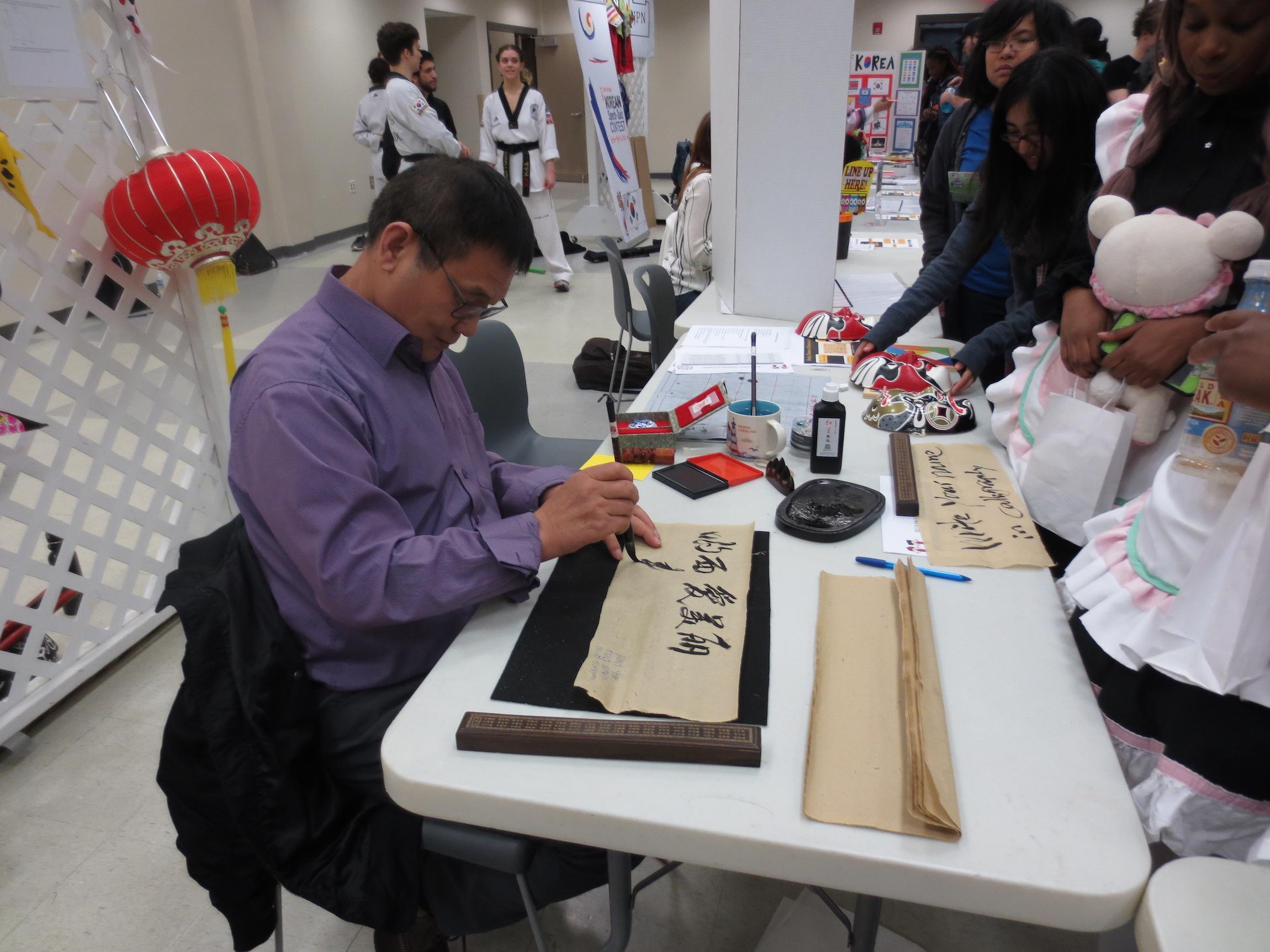  / person writing in chinese 