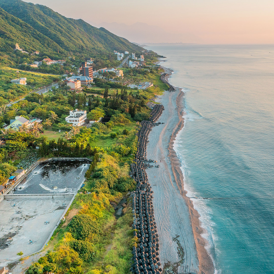 external image of thaiwan buildings near a beach