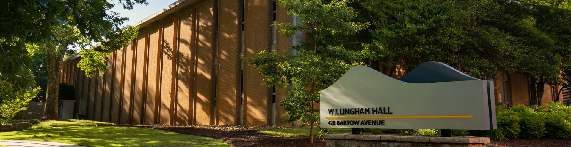 Picture of students in yellow t-shirts around the KS sign on the campus green.