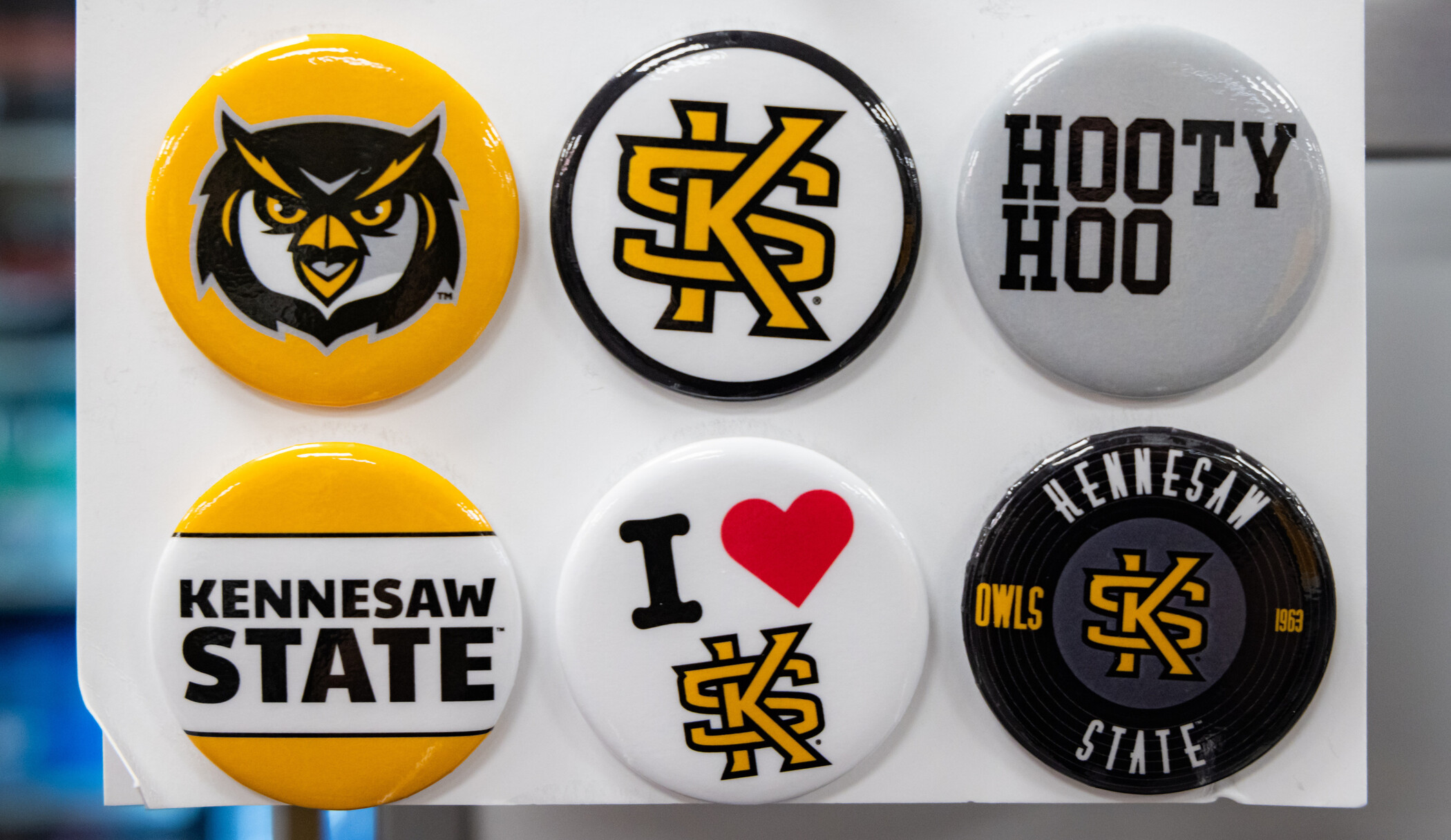button pins with ksu logos