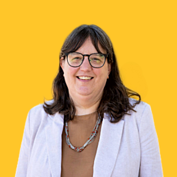 julia farmer headshot