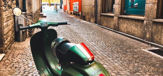 A scooter parked in an alleyway in Italy
