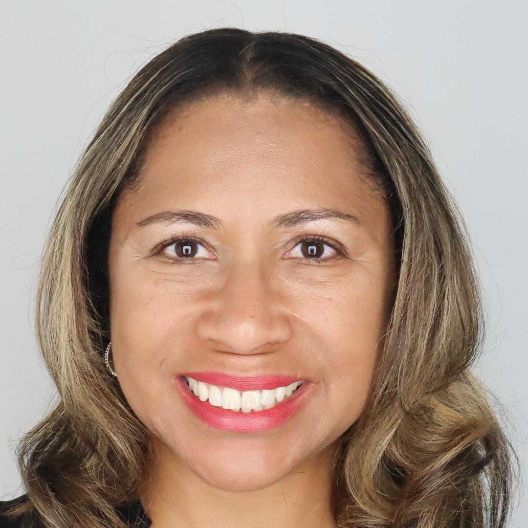 Mia Oberlton headshot