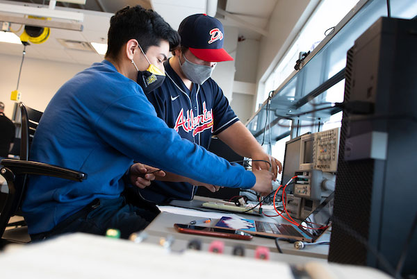 https://wwwtest.kennesaw.edu/current-students/academics/academic-advising/explore-majors/images/electrical-engineering-technology.jpg