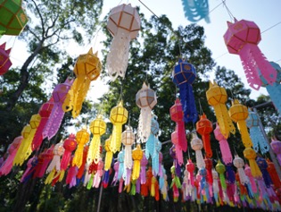 thai lanterns in many colors 