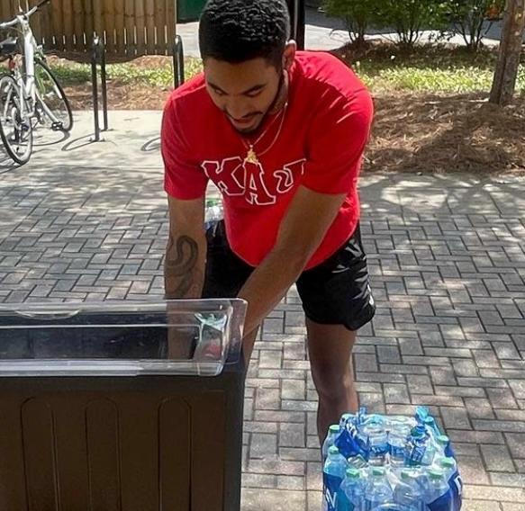 student refilling water / 