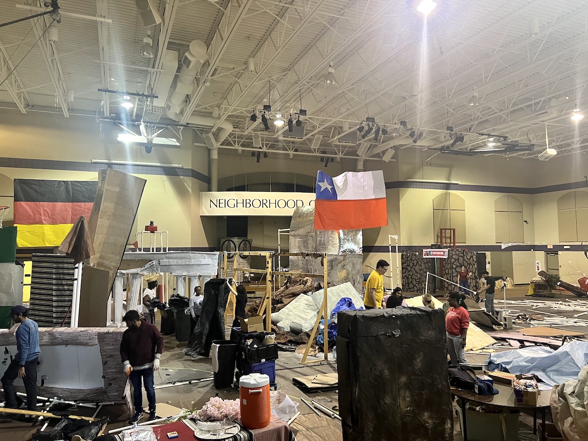 Owls Serve students cleaning up in Memphis