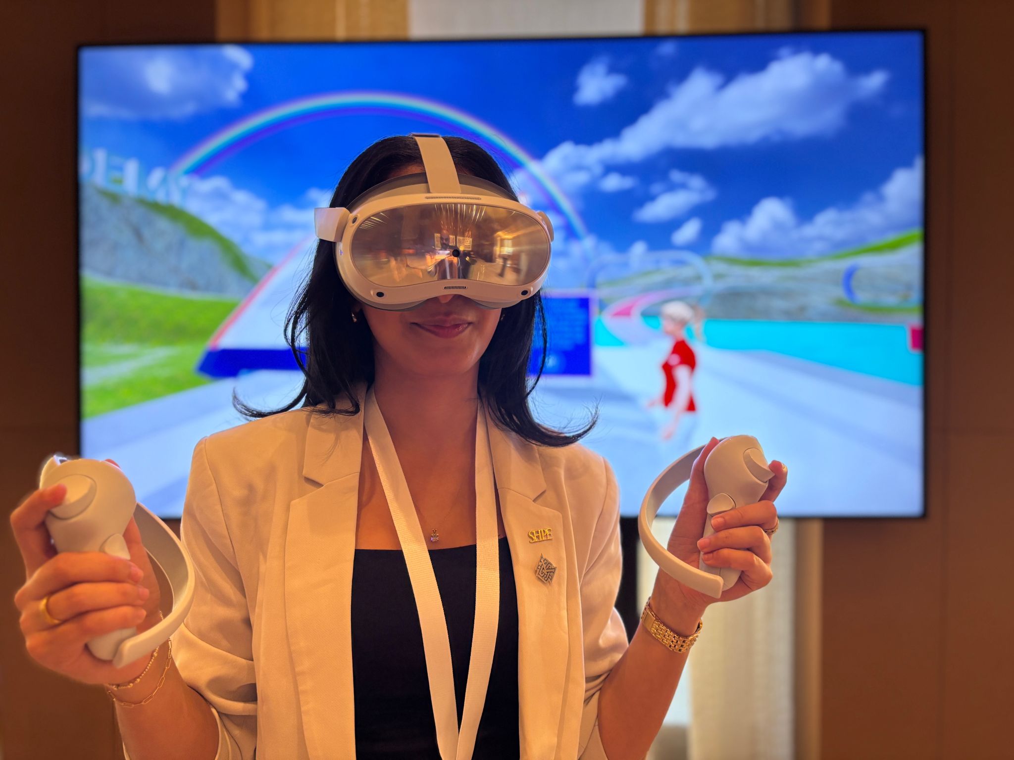 Maryam testing a program on vr